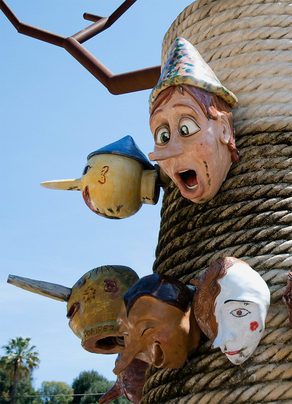 toskana D35_7480 als Smart-Objekt-1 Kopie.jpg - Verschiedene Ausführungen der legenderen Figur Pinocchio